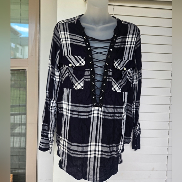 Express Black and White Plaid V Neck Lace Up Collared Flannel Top Sz Medium - Picture 2 of 8